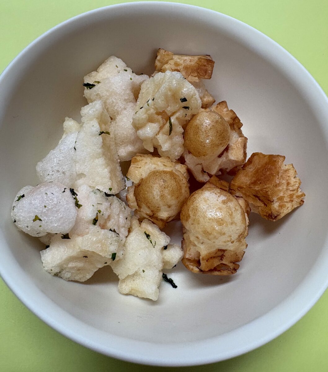 おもち様確認用　江籠さんまとめその3 ひこにゃん」が餅つきをお手伝い！正月用の特大『鏡餅』“猫の手”借りて