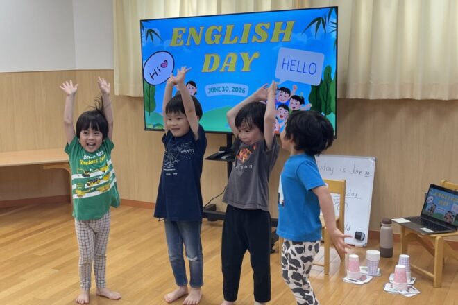 英語教室で発表を楽しむ子どもたち