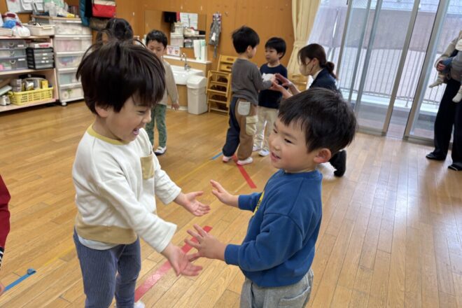 音楽・リズムの活動で友だちと手を取り合う子どもたち