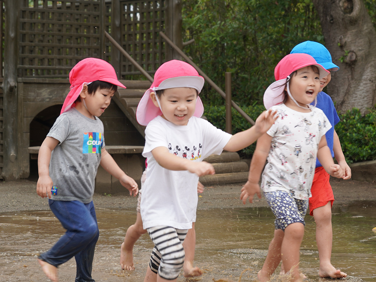 園庭を元気に駆け回る園児たち